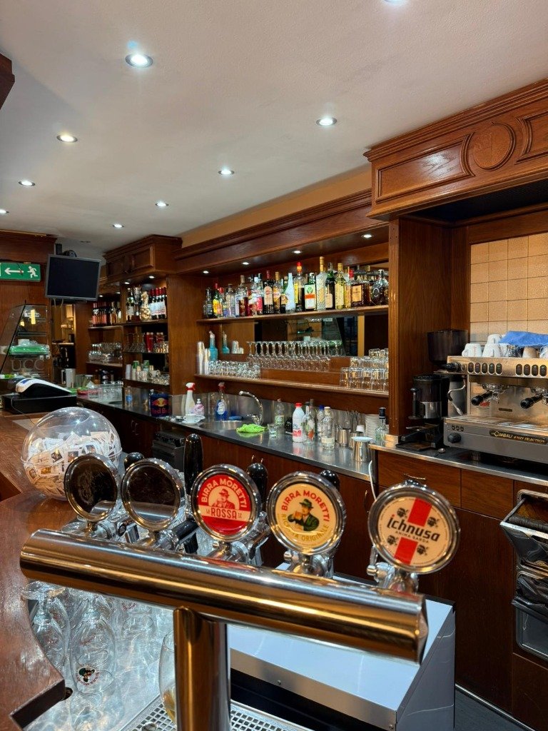 Bancone in legno Bar Lupo