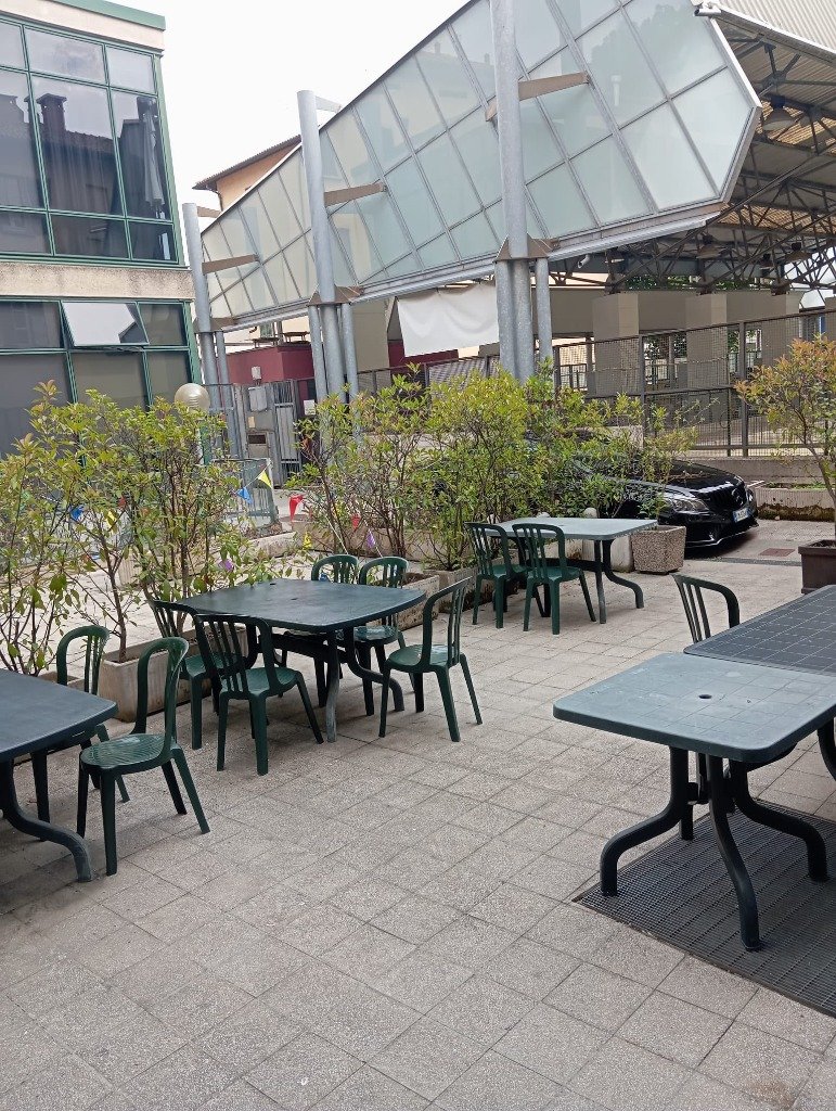 Dehor esterno con tavoli all'aperto Bar Lupo