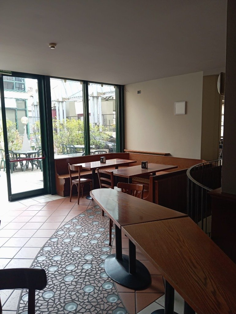 Sala interna con panche e tavoli in legno Bar Lupo